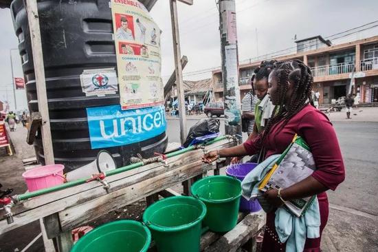 2019年7月31日，在刚果（金）戈马，居民在一处清洗站洗手。新华社/法新