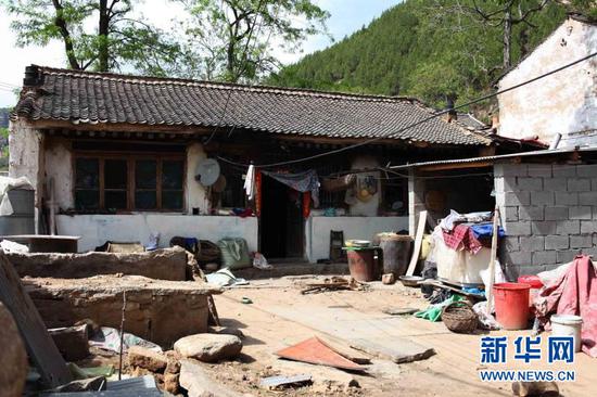 河北省阜平县骆驼湾村村民唐宗秀家的旧房(资料照片)。 新华社发