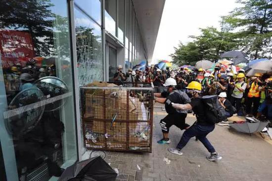 7月1日，暴徒冲击香港立法会。（大公文汇全媒体记者李斯哲摄）