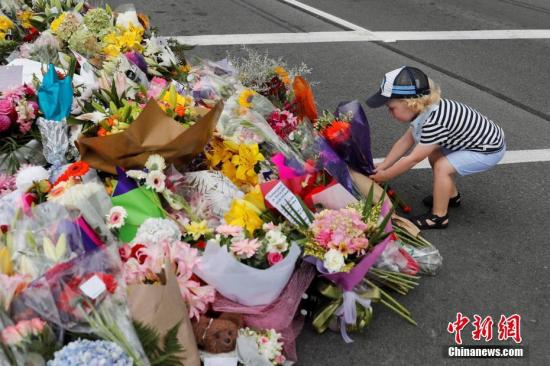 资料图:当地时间2019年3月16日,新西兰民众哀悼克赖斯特彻奇清真寺枪击案的遇难者并献上鲜花表示悼念。
