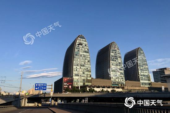 今晨，北京天空碧蓝，白云相伴。（图/王晓）