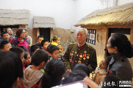 老英雄给孩子们讲述战争年代的故事。周青先 摄