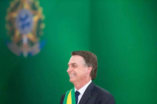 2019年1月1日，在巴西首都巴西利亚的总统府“高原宫”，巴西总统雅伊尔·博索纳罗出席就职典礼。新华社记者 李明 摄