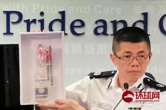 麦展豪向媒体展示暴徒使用的汽油弹燃烧瓶。环球时报-环球网赴香港特派记者杨升/摄