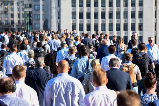 8月29日,在英国伦敦,人们走在通往金融城的路上。新华社发(史蒂芬·程摄)