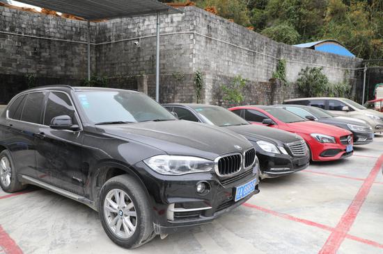凌云县打击民族资产解冻类诈骗工作中扣押的部分豪车。警方供图