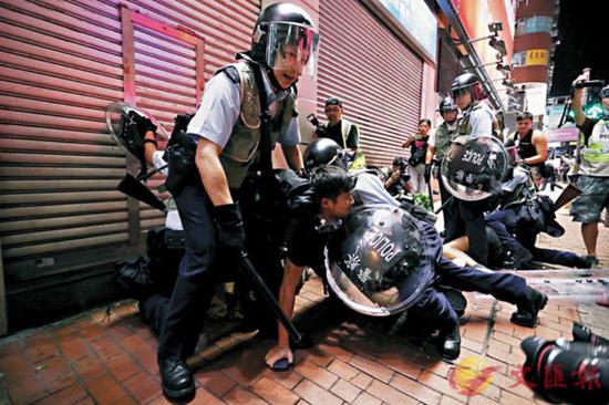 香港警方在执法