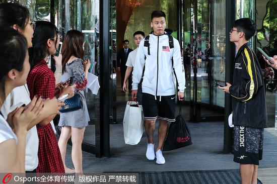 离开酒店时，赵睿居然穿着美国队外套。
