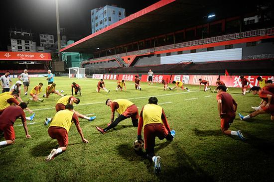国足在马尔代夫马累国家体育场进行第二次赛前训练。本文图片 新华社