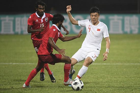中国队球员李磊（右）与马尔代夫队球员奈姆（左）在比赛中拼抢。