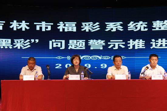 丰满区人民法院刑事审判庭员额法官郭芮在普法讲座现场进行讲解
