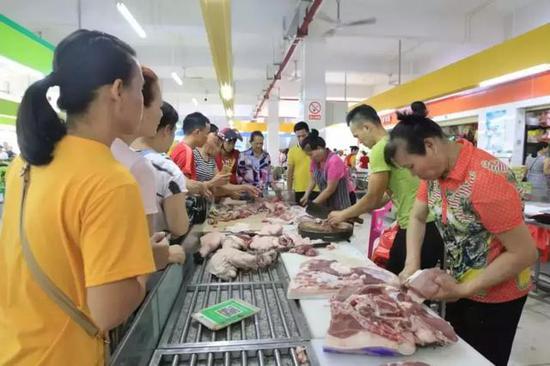 市民在中兴农贸市场购买猪肉。 这里是儋州微信公号 图