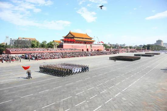 2009年10月1日,首都各界庆祝中华人民共和国成立60周年大会在北京天安门广场隆重举行。这是国庆阅兵分列式中,三军仪仗队护卫着中国人民解放军军旗率先通过天安门广场。新华社记者王建民摄