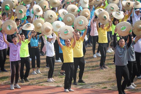 9月29日上午，北京科技大学体育场上，国庆群众游行第10方阵的2000多名参训人员完成了最后一次集体训练。摄影/新京报记者 彭子洋