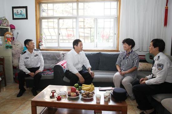 肖西亮副市长与烈士吕再东的遗孀陈洁亲切交谈