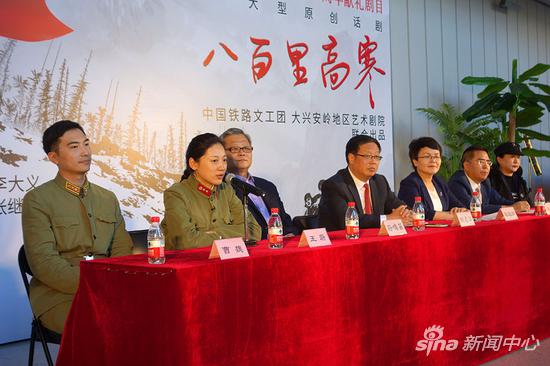 铁路文工团青年演员曹魏在剧中饰演青年姜家修,王蔚饰演女人公杜峥嵘。