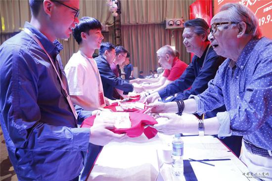 优秀奖获得者领取5万元现金奖励。 中国书法大厦官网 图
