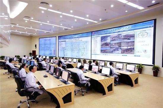↑长庆油田最大的数字化生产指挥中心