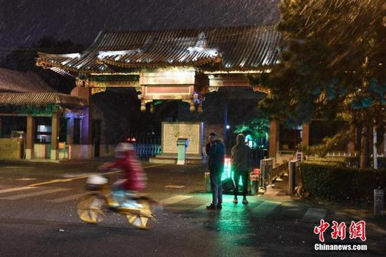 汉游天下官网手机2.0版 恒大官方:韦世豪、杨立瑜停赛2天 封闭学习职业素养,并罚款30万