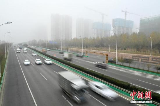 资料图:雾霾天气。 中新社记者 翟羽佳 摄
