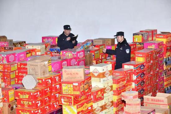 北京警方查获的各类非法销售的烟花爆竹。警方供图