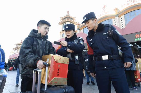 民警在核查乘客身份证信息。新京报记者 吴宁 摄