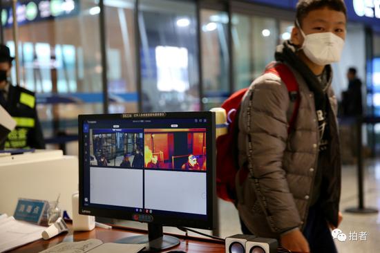 1月22日，武汉天河国际机场，进站口的体温检测仪器。图片/新京报拍者