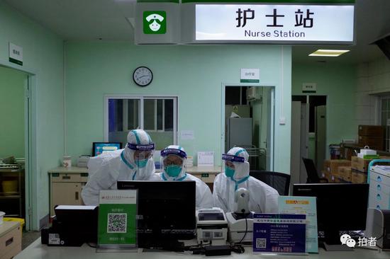 △ 1月22日,中南医院隔离区护士站,正在工作的医务人员。