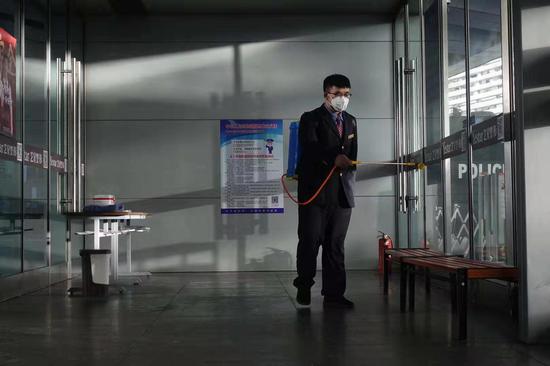 北京南站的隔離室每天需要消毒6次,每次移送完發熱旅客後,還需要再徹底消毒一次。新京報記者 李凱詳 攝