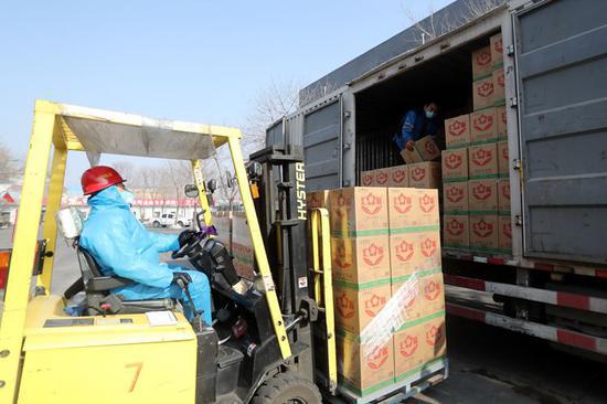 汇福粮油集团复产复工，工作人员正在装卸大豆油。