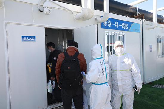 2月16日,雷神山医院第6次开舱收治新冠肺炎患者,截至该日18时,该院患者总人数近600人。 高翔 图