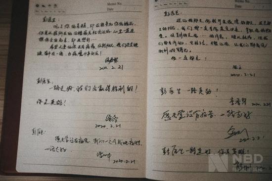追思留言的筆記本上,有悼念的話,也記錄了一些關於彭醫生的回憶。 圖片來源:每經記者 張建 攝