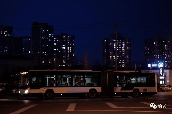 △ 2月28日，望京地铁站附近，晚高峰时段，公交车上乘客稀少。