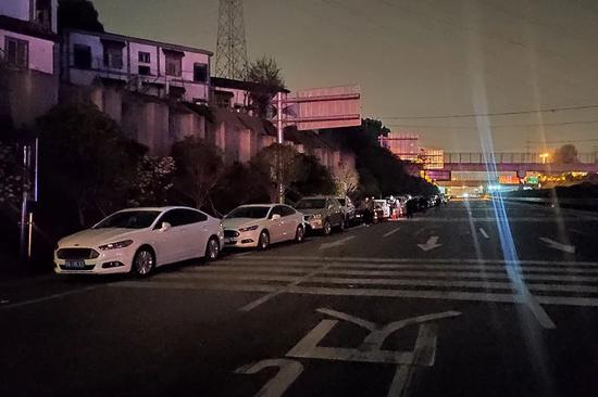 4月7日23时41分,武汉龚家岭收费站,排队零点离汉的车辆排起了长队。澎湃新闻记者 郑朝渊 图