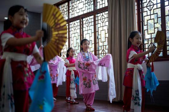 武汉市长春街小学的学生们在上京剧课(路透社)