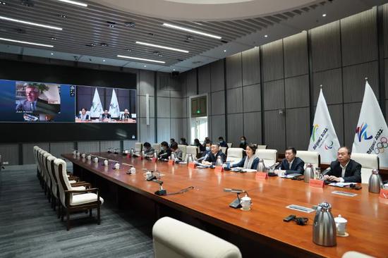 ↑2020年11月19日至20日,国际奥委会-国际残奥委会北京冬奥会和冬残奥会项目审议会以视频方式召开。这是国际奥委会北京2022年冬奥会协调委员会主席胡安·安东尼奥·萨马兰奇(左上)以视频方式在会议上致辞。新华社记者 鞠焕宗 摄
