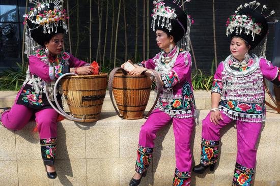 湖南凤凰县，穿苗族传统服饰的妇女