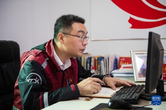 11月8日,在圆通速递湖南省长沙市高桥分公司,马石光在记工作笔记。新华社记者 陈思汗 摄