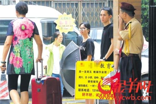 初三男生看同学补课着急 要母亲报班一年花近