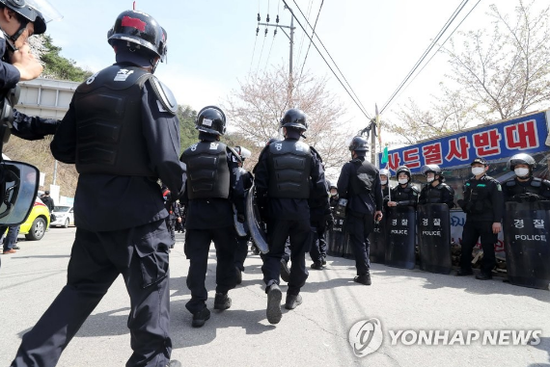 韩国警察开始撤离“萨德”基地