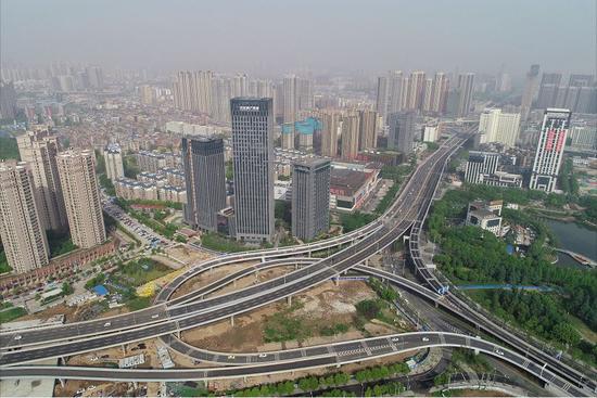 今天，汉江大道北段起点——常青高架建成通车。 记者任勇 摄 信息来源 肖畅 程洪 吴建波