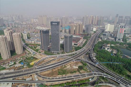 今天,汉江大道北段起点——常青高架建成通车。 记者任勇 摄 信息来源 肖畅 程洪 吴建波