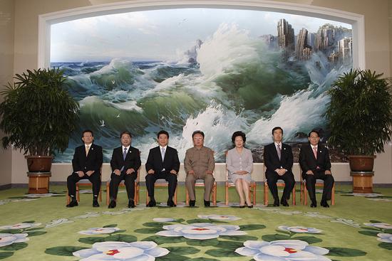 2018-08-16,朝鲜平壤,时任朝鲜领导人金正日(左四)与时任韩国总统卢武铉(左三)举行会谈合影留念。