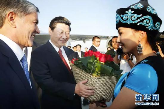 △2013年9月10日习近平主席乘专机抵达比什凯克,吉尔吉斯斯坦总统阿塔姆巴耶夫到机场迎接。