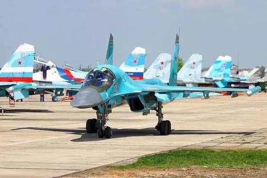 ▲圖爲1架蘇-34戰鬥轟炸機正在從赫梅尼姆空軍基地起飛