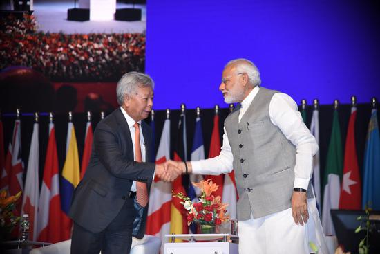 印度总理莫迪（右）出席亚投行第三届年会并致辞，与亚投行行长金立群（左）握手。图片来源：亚投行年会会务组