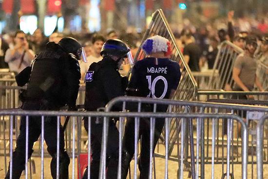 2018俄罗斯世界杯半决赛时，维持秩序的法国警察和球迷发生了冲突。视觉中国 资料