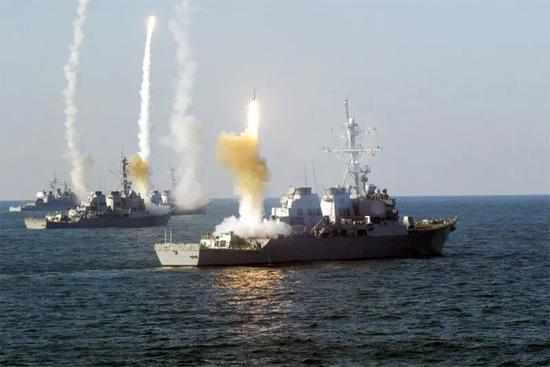 ▲藉助CEC系統,美、日多艘“宙斯盾”戰艦可共享作戰數據,實施協同攔截,能大幅削減敵軍飽和式攻擊的效果。圖爲美軍“宙斯盾”戰艦羣齊射“標準”艦空導彈資料圖。
