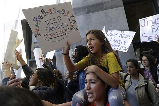 美国俄勒冈州、加州等多地民众举行集会，谴责特朗普政府拆散移民家庭的政策。 东方IC 资料图