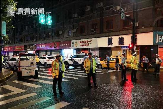 上海南京东路商铺招牌脱落砸伤路人 致3死6伤(图)